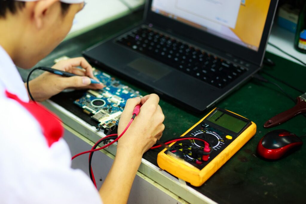Meistras litavimo stotele taiso elektronikos plokštę dirbtuvėse